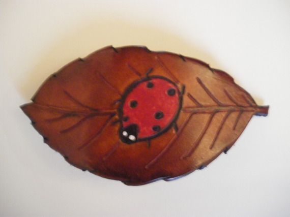 barrette modèle feuille avec coccinelle