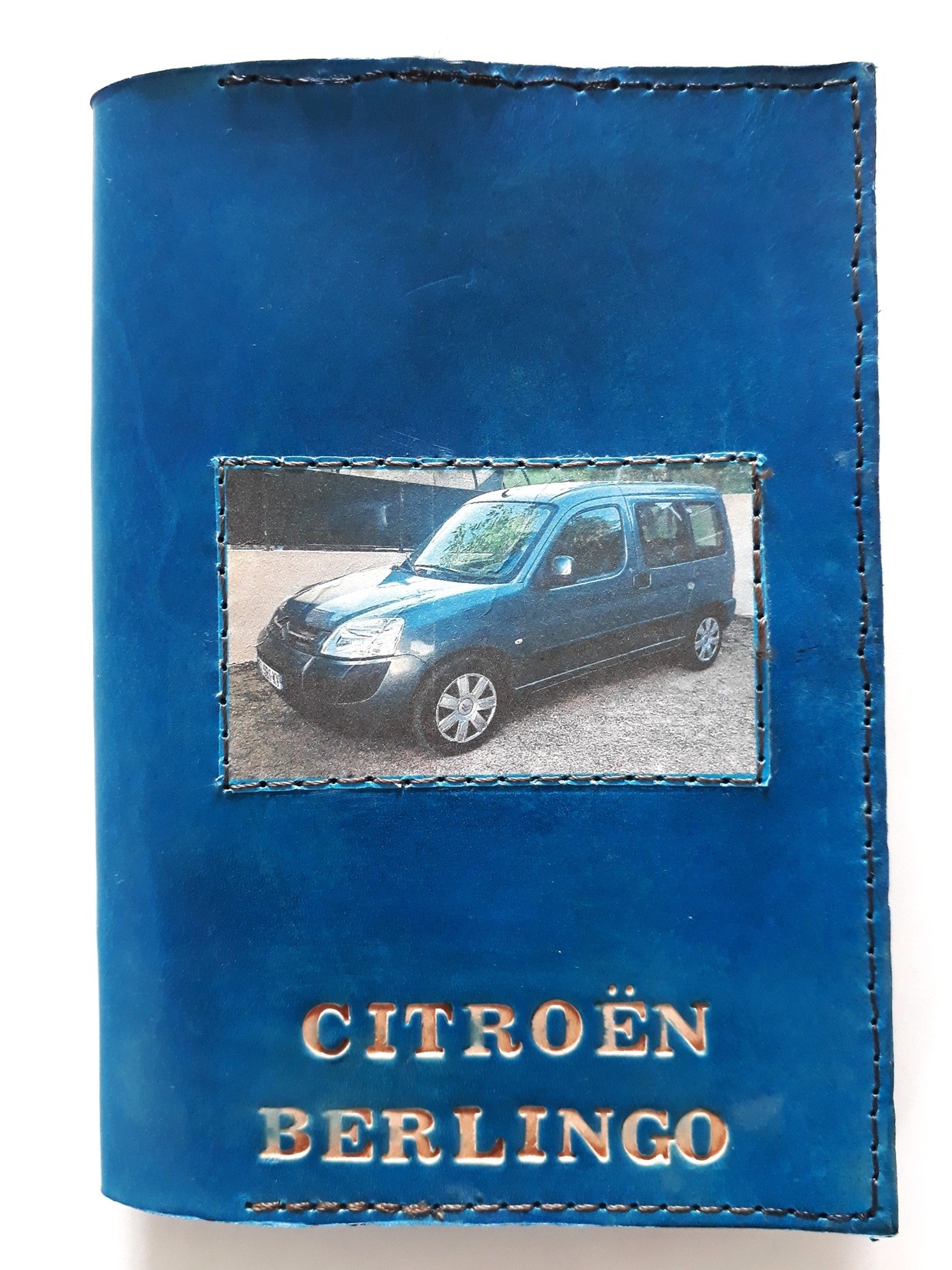 Porte-papiers de voiture artisanal en cuir marron personnalisable.
