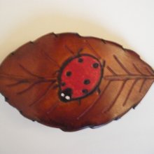 barrette modèle feuille avec coccinelle